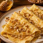 Savurează clătitele cu miere și nucă, un desert delicios și aromat, perfect pentru iubitorii combinațiilor tradiționale. Clătitele fine sunt completate cu miere dulce și nucă crocantă, pentru un echilibru plăcut între textura fragedă și aroma bogată a nucilor.