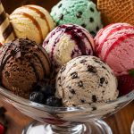 Savurează înghețata asortată, un desert răcoritor și delicios, perfect pentru iubitorii de dulciuri și de arome variate. Combinația de sortimente oferă o experiență plăcută la fiecare linguriță, fiind alegerea ideală pentru a încheia o masă gustoasă sau pentru o pauză dulce și răcoritoare.